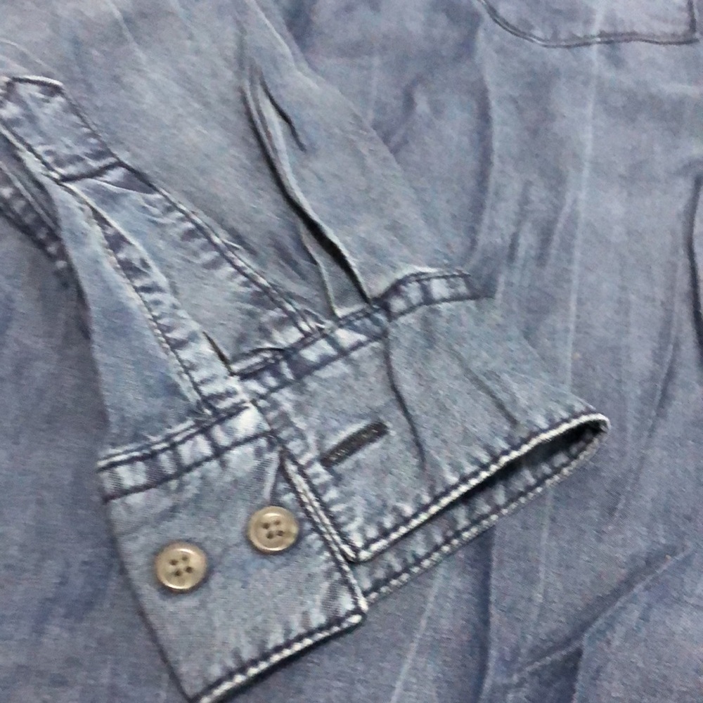 Young Hearts Run Free Women’s Chambray Button Down Shirt Size M - Picture 2 of 11